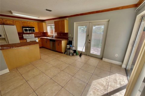 House in Miami, Florida 3 bedrooms, 165.09 sq.m. № 1943321 - photo 10