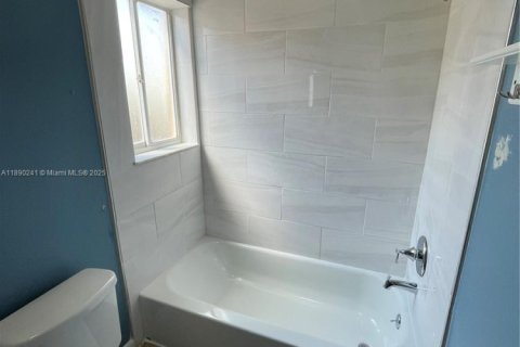 House in Miami, Florida 3 bedrooms, 165.09 sq.m. № 1943321 - photo 24