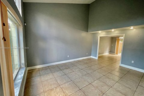 House in Miami, Florida 3 bedrooms, 165.09 sq.m. № 1943321 - photo 3