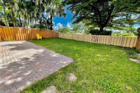 House in Miami, Florida 3 bedrooms, 165.09 sq.m. № 1943321 - photo 30