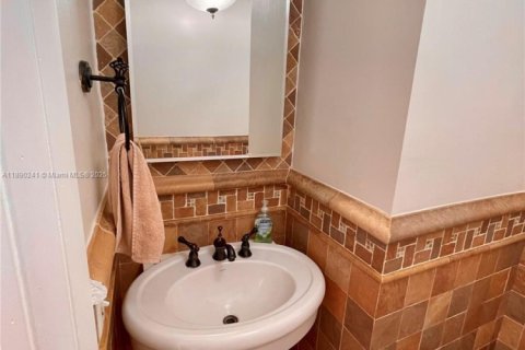 House in Miami, Florida 3 bedrooms, 165.09 sq.m. № 1943321 - photo 13