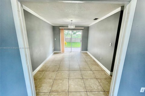 House in Miami, Florida 3 bedrooms, 165.09 sq.m. № 1943321 - photo 5