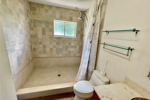 House in Miami, Florida 3 bedrooms, 165.09 sq.m. № 1943321 - photo 17
