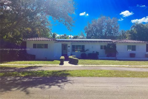 Casa en venta en Miami Shores, Florida, 5 dormitorios, 268.67 m2 № 2053443 - foto 2