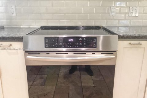 Casa en venta en Miami Shores, Florida, 5 dormitorios, 268.67 m2 № 2053443 - foto 7