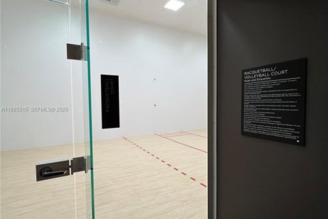 Condo in Miami, Florida, 1 bedroom  № 1994553 - photo 9