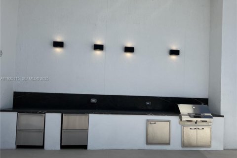 Condo in Miami, Florida, 1 bedroom  № 1994553 - photo 4