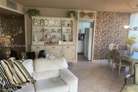 Condominio en venta en Pembroke Pines, Florida, 2 dormitorios № 1984711 - foto 12