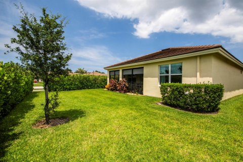 House in Jensen Beach, Florida 4 bedrooms, 188.87 sq.m. № 2251166 - photo 26