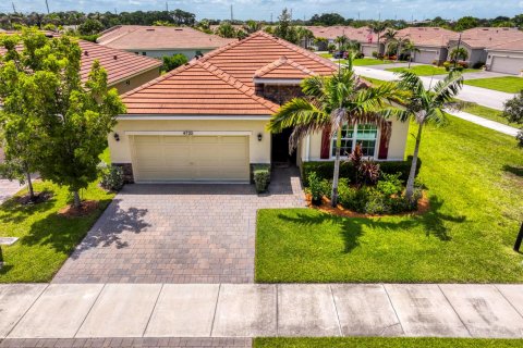 House in Jensen Beach, Florida 4 bedrooms, 188.87 sq.m. № 2251166 - photo 2