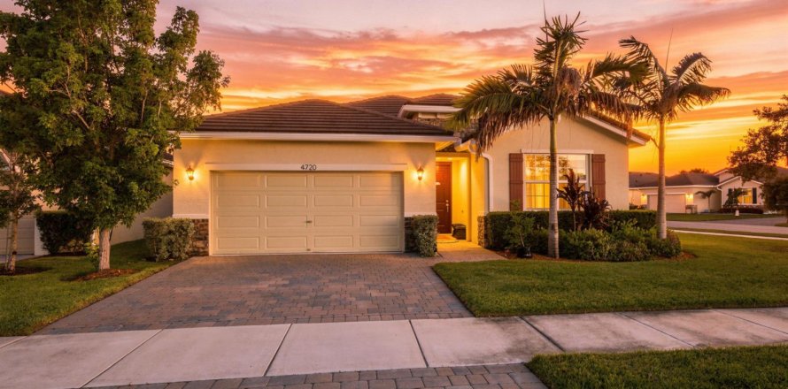 House in Jensen Beach, Florida 4 bedrooms, 188.87 sq.m. № 2251166