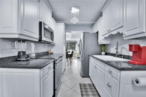 Снять в аренду кондоминиум в Лодердейл-Лейкс, Флорида 2 спальни, 89.19м2, № 2006416 - фото 8