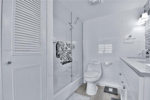 Снять в аренду кондоминиум в Лодердейл-Лейкс, Флорида 2 спальни, 89.19м2, № 2006416 - фото 15