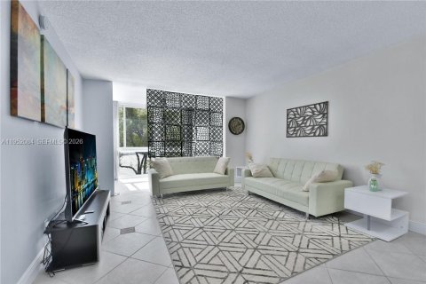 Снять в аренду кондоминиум в Лодердейл-Лейкс, Флорида 2 спальни, 89.19м2, № 2006416 - фото 11