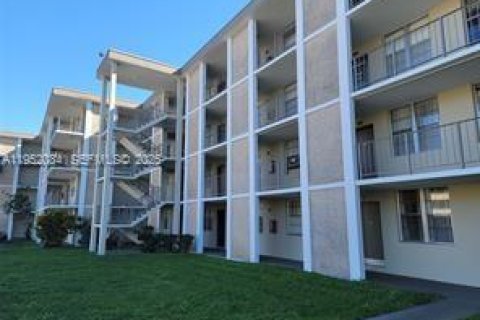 Снять в аренду кондоминиум в Лодердейл-Лейкс, Флорида 2 спальни, 89.19м2, № 2006416 - фото 27