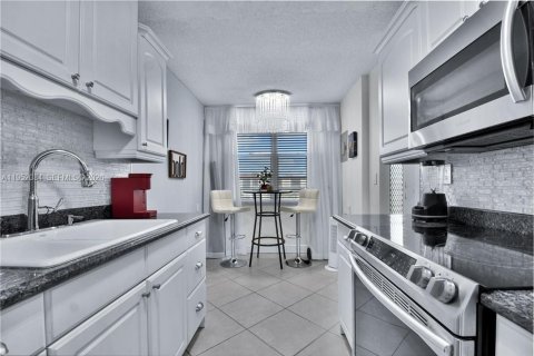 Снять в аренду кондоминиум в Лодердейл-Лейкс, Флорида 2 спальни, 89.19м2, № 2006416 - фото 7