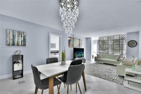 Снять в аренду кондоминиум в Лодердейл-Лейкс, Флорида 2 спальни, 89.19м2, № 2006416 - фото 3