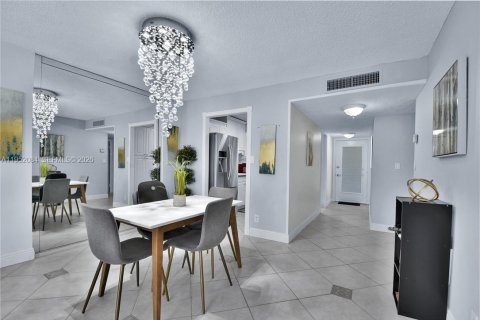 Снять в аренду кондоминиум в Лодердейл-Лейкс, Флорида 2 спальни, 89.19м2, № 2006416 - фото 9