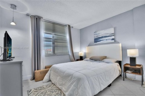 Снять в аренду кондоминиум в Лодердейл-Лейкс, Флорида 2 спальни, 89.19м2, № 2006416 - фото 16