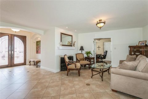 House in Treasure Island, Florida 4 bedrooms, 473.43 sq.m. № 1616396 - photo 7