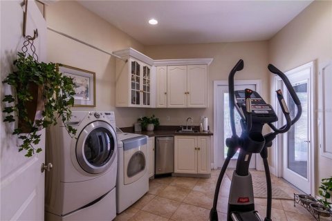 House in Treasure Island, Florida 4 bedrooms, 473.43 sq.m. № 1616396 - photo 22