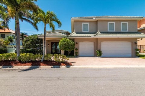 House in Treasure Island, Florida 4 bedrooms, 473.43 sq.m. № 1616396 - photo 3