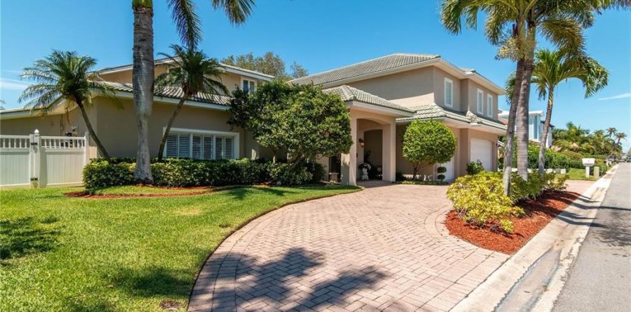 House in Treasure Island, Florida 4 bedrooms, 473.43 sq.m. № 1616396