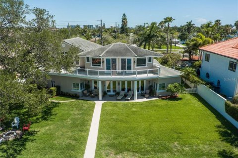 House in Treasure Island, Florida 4 bedrooms, 473.43 sq.m. № 1616396 - photo 2