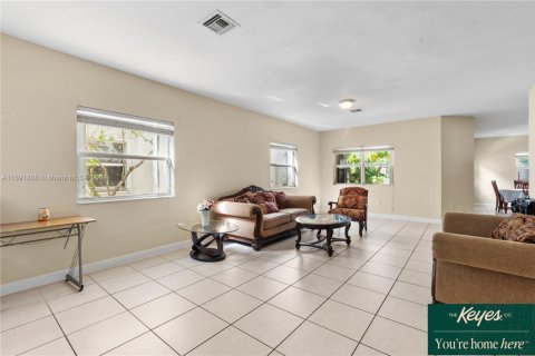Casa en venta en Homestead, Florida, 5 dormitorios, 250.19 m2 № 1764839 - foto 10