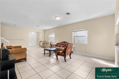Casa en venta en Homestead, Florida, 5 dormitorios, 250.19 m2 № 1764839 - foto 9
