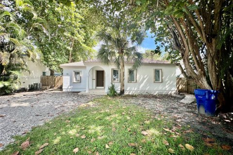 Casa en alquiler en Fort Lauderdale, Florida, 2 dormitorios, 135.45 m2 № 1921275 - foto 1