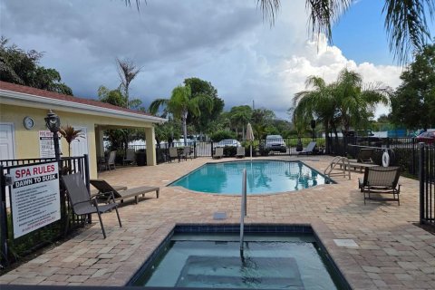 Condo in New Port Richey, Florida, 2 bedrooms  № 2337446 - photo 15