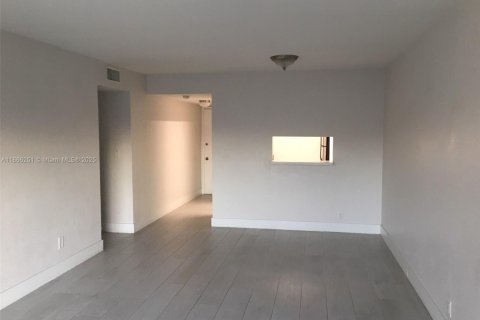 Condo in Doral, Florida, 2 bedrooms  № 1897175 - photo 2