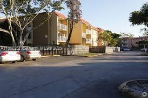 Condo in Doral, Florida, 2 bedrooms  № 1897175 - photo 1