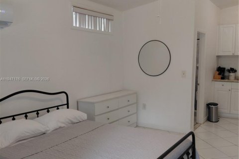 House in Miami, Florida 1 bedroom, 166.3 sq.m. № 2003297 - photo 4