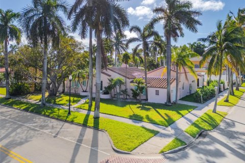 Villa ou maison à louer à Hollywood, Floride: 4 chambres, 244.33 m2 № 1707206 - photo 1