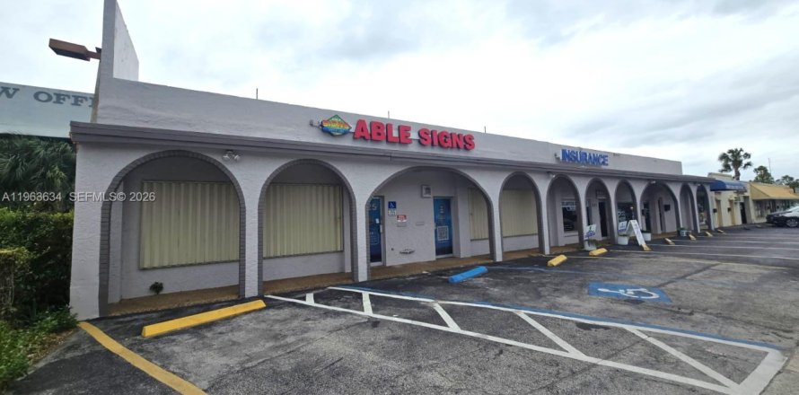 Commercial property in Margate, Florida № 2025615