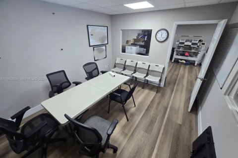 Commercial property in Margate, Florida № 2025615 - photo 11