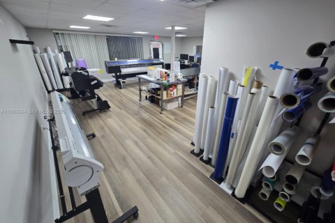 Commercial property in Margate, Florida № 2025615 - photo 17