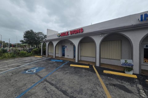 Commercial property in Margate, Florida № 2025615 - photo 2