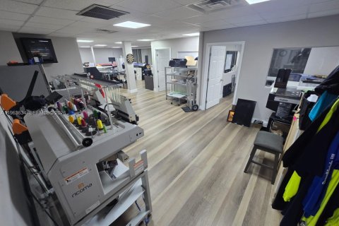 Commercial property in Margate, Florida № 2025615 - photo 3