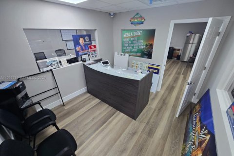 Commercial property in Margate, Florida № 2025615 - photo 9