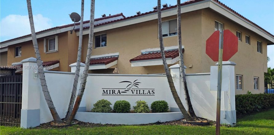 Adosado en Miami, Florida 2 dormitorios, 84.91 m2 № 1993961