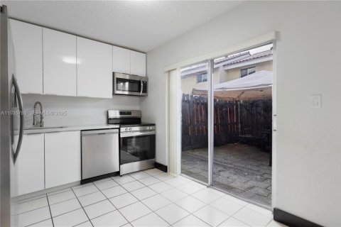 Adosado en venta en Miami, Florida, 2 dormitorios, 84.91 m2 № 1993961 - foto 4