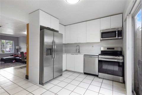Adosado en venta en Miami, Florida, 2 dormitorios, 84.91 m2 № 1993961 - foto 2