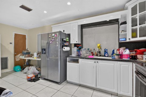 House in Lauderdale Lakes, Florida 3 bedrooms, 186.18 sq.m. № 2242239 - photo 7