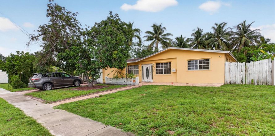 House in Lauderdale Lakes, Florida 3 bedrooms, 186.18 sq.m. № 2242239