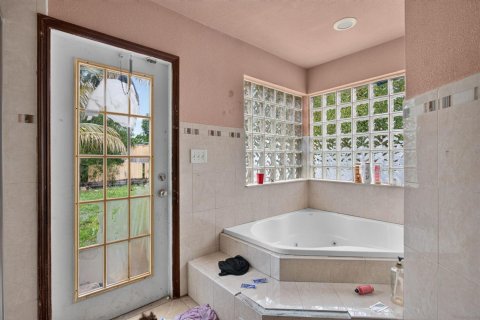 House in Lauderdale Lakes, Florida 3 bedrooms, 186.18 sq.m. № 2242239 - photo 17