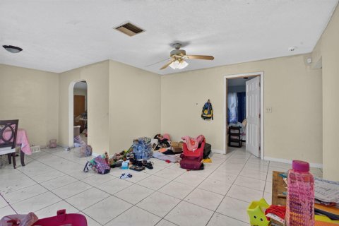 House in Lauderdale Lakes, Florida 3 bedrooms, 186.18 sq.m. № 2242239 - photo 4