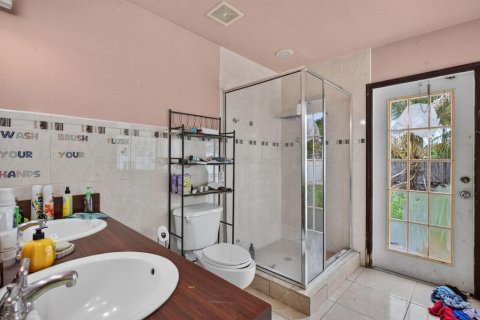 House in Lauderdale Lakes, Florida 3 bedrooms, 186.18 sq.m. № 2242239 - photo 19